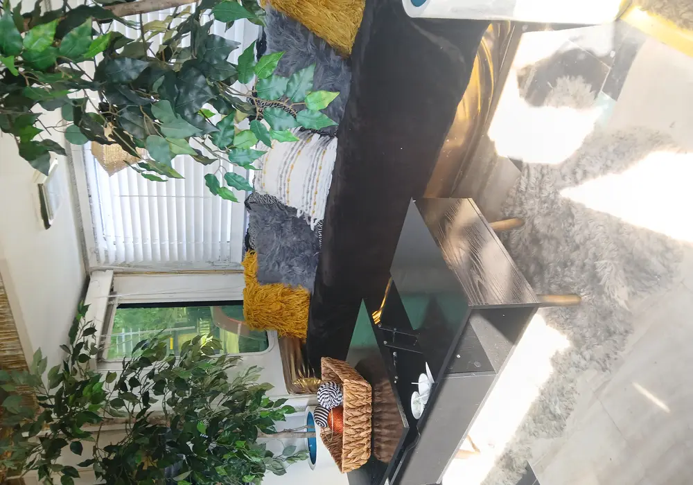 280sq Live in it ,Rent it or Travel in style... 1990s Fully furnished. With essentials image 1