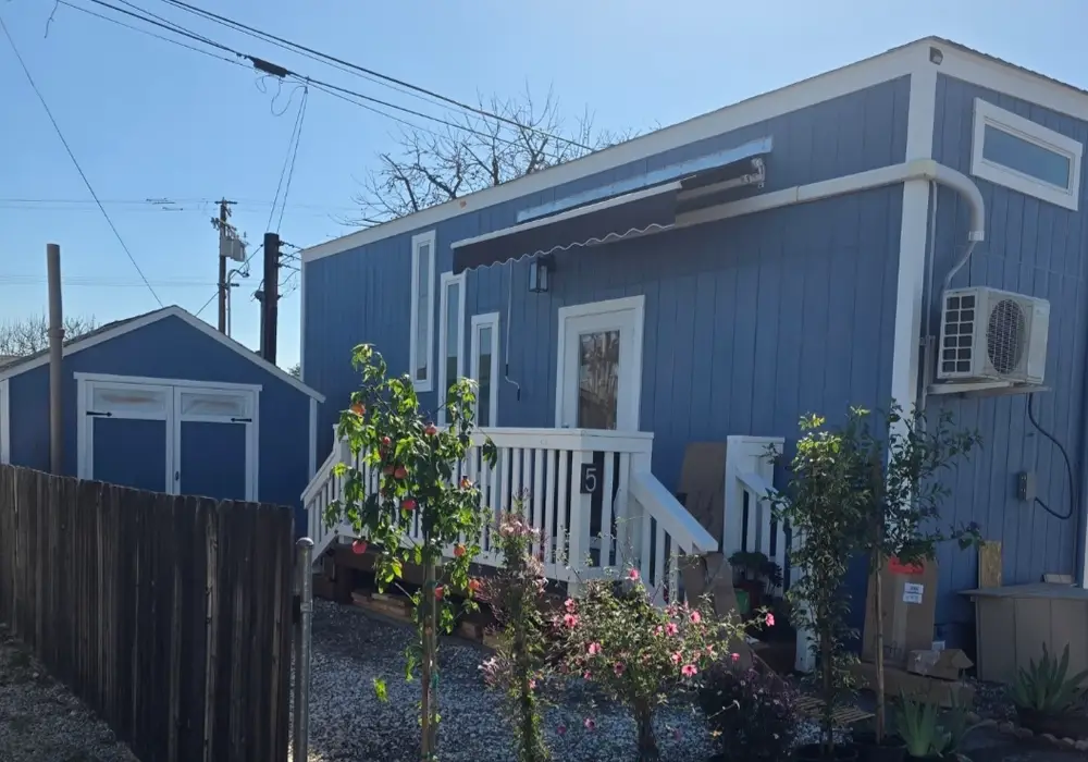 Amazing Tiny Home on wheels with catwalk! image 1