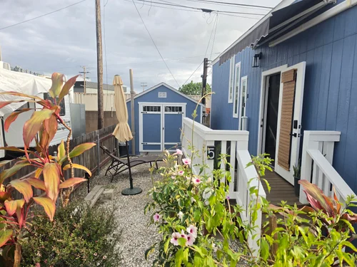 Amazing Tiny Home on wheels with catwalk! image 2