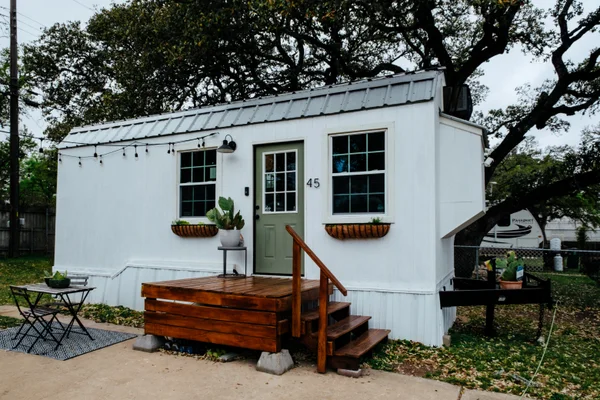 Fully Furnished Adorable Tiny House on Wheels! Full size tub, washer-dryer, and bed!