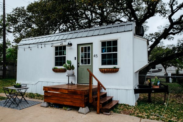 Fully Furnished Adorable Tiny House on Wheels! Full size tub, washer-dryer, and bed!