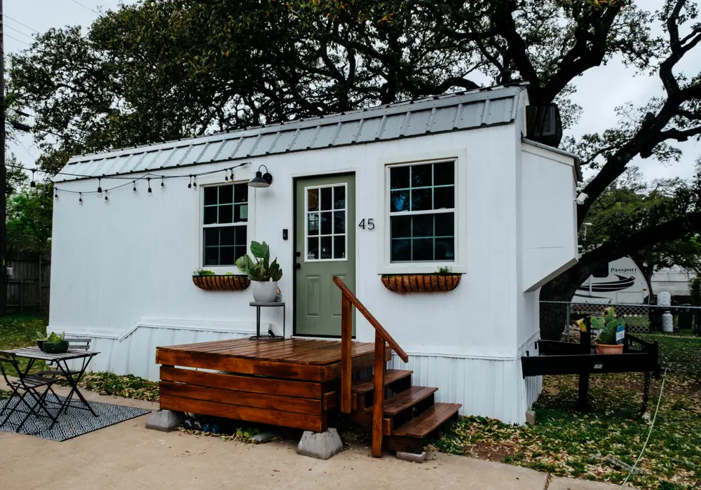 Fully Furnished Adorable Tiny House on Wheels! Full size tub, washer-dryer, and bed! image 1