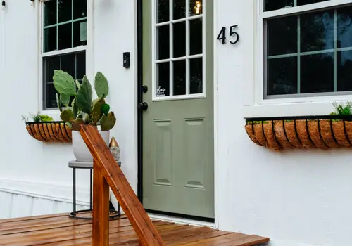 Fully Furnished Adorable Tiny House on Wheels! Full size tub, washer-dryer, and bed! image 4