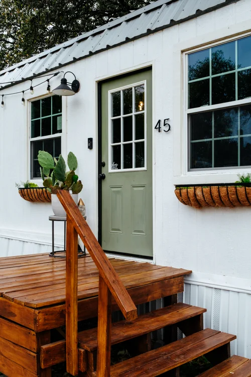 Fully Furnished Adorable Tiny House on Wheels! Full size tub, washer-dryer, and bed! image 4