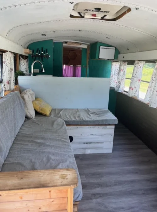 For Sale - Custom 1998 Freightliner Skoolie! Off-Grid Ready image 4
