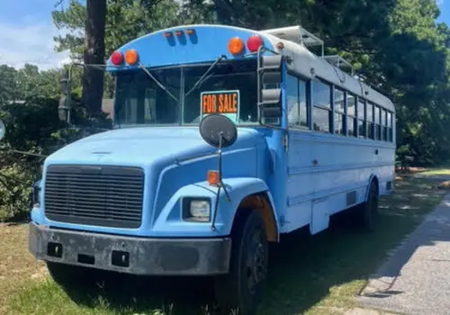 For Sale - Custom 1998 Freightliner Skoolie! Off-Grid Ready image 2