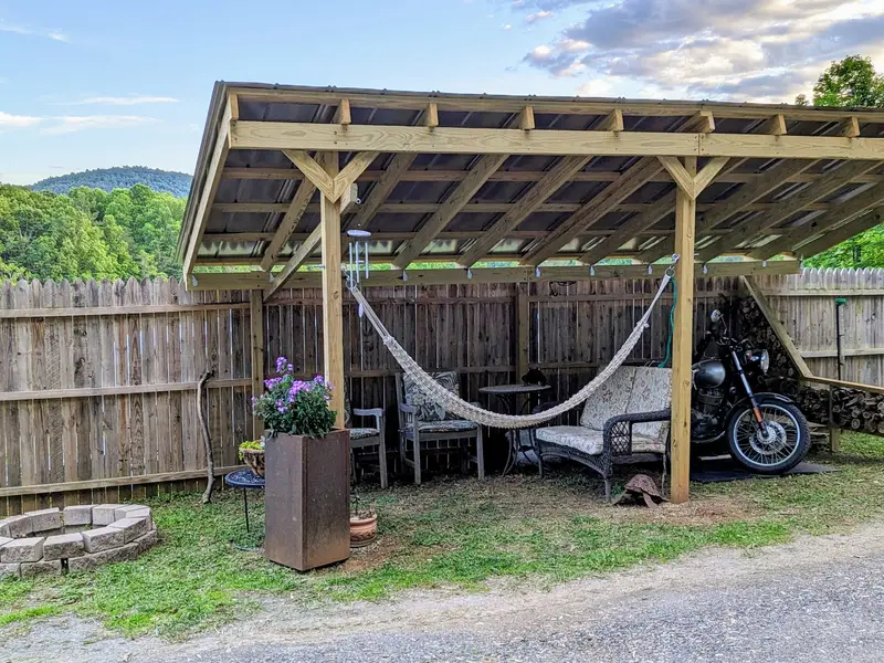 IN COMMUNITY - Bright Turnkey THOW with Blue Ridge Parkway Views! photo 4