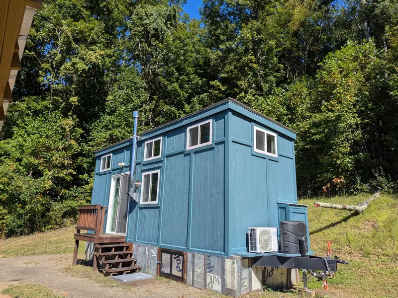 IN COMMUNITY - Bright Turnkey THOW with Blue Ridge Parkway Views! photo 2