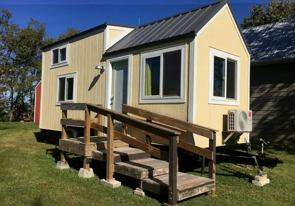BEAUTIFUL AMISH BUILT TINY HOME — 2 bedroom Tiny House — 196 sqft for sale in Millerstown, Pennsylvania
