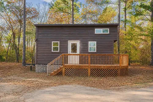 Bright Tiny House on Wheels! 2 Lofts, Laundry & Wraparound Porch - 1 bedroom Tiny House 606 sqft in Elgin, South Carolina