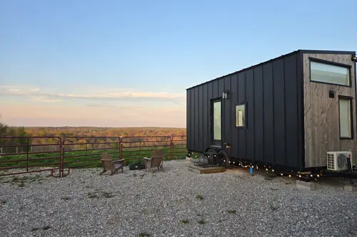 2023 Fully Furnished Tiny Home Airbnb - Tiny House 613 sqft in English, Indiana