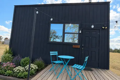 Black Beauty Turnkey Tiny Home on Wheels - 1 bedroom Tiny House 705 sqft in Fredericksburg, Texas