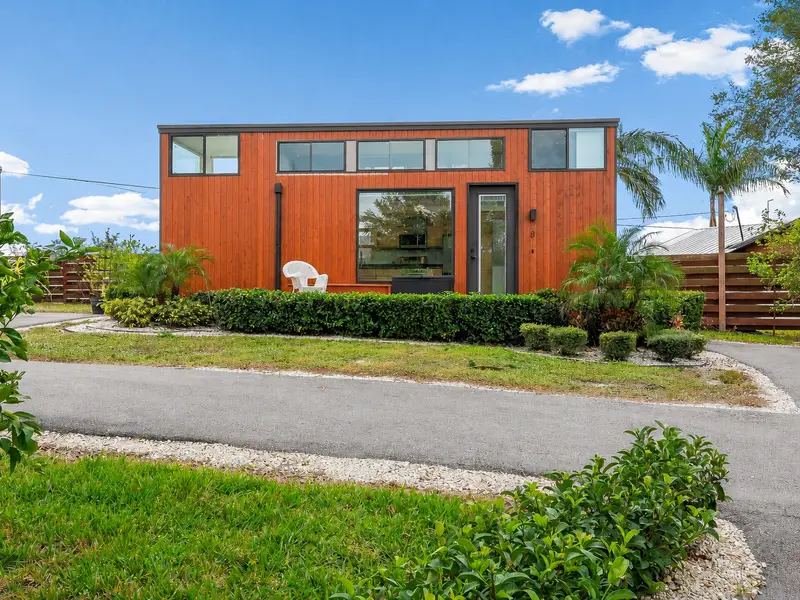 Your Florida Escape: Beautiful RVIA-Certified Tiny Home in a Community Near Tampa — 1 bedroom Tiny House — 388 sqft for sale in Thonotosassa, Florida