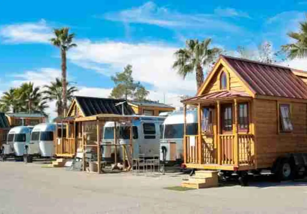 Airstream Park / Llamalopolis image 1