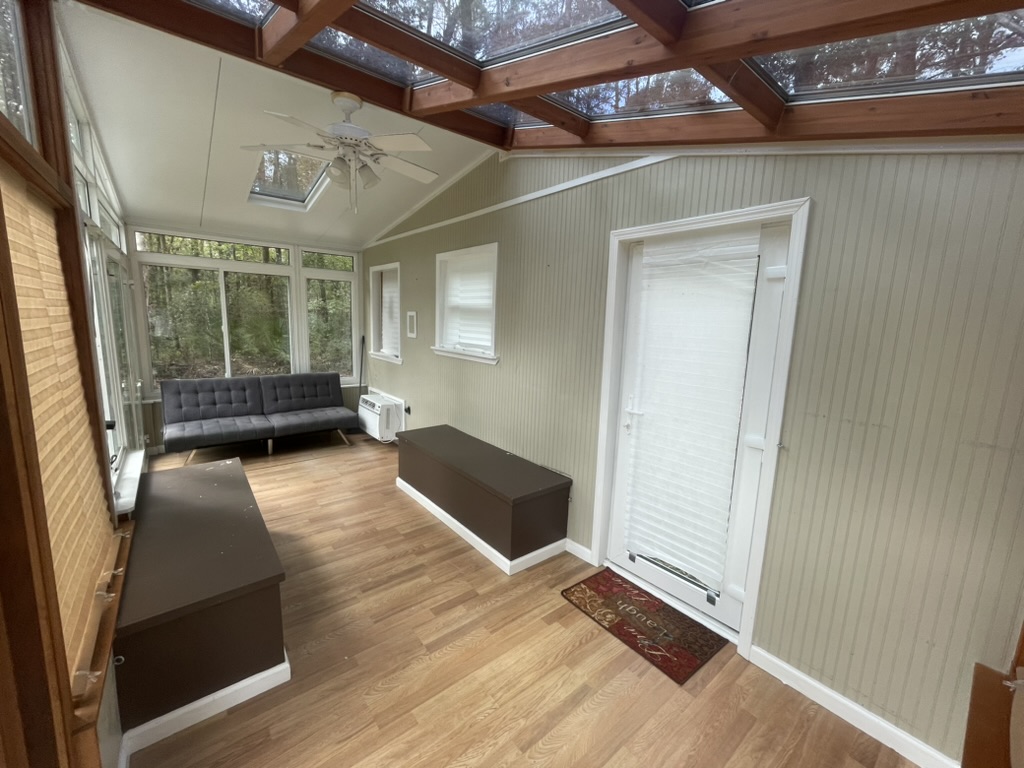 ✨Modern Tiny Home – Windows Galore ✨ image 2