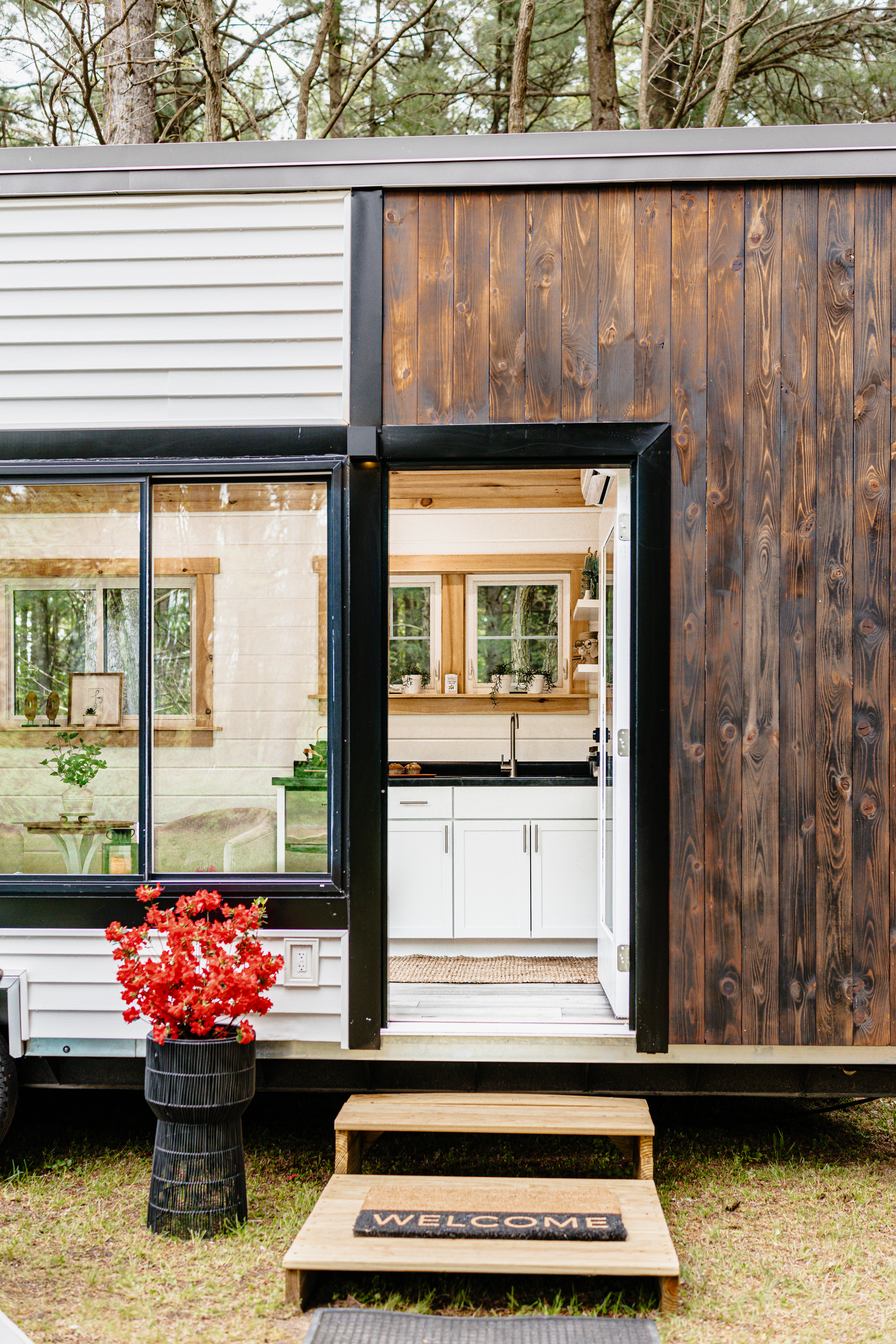 Charming Tiny Home Cottage – Delivery available! image 4