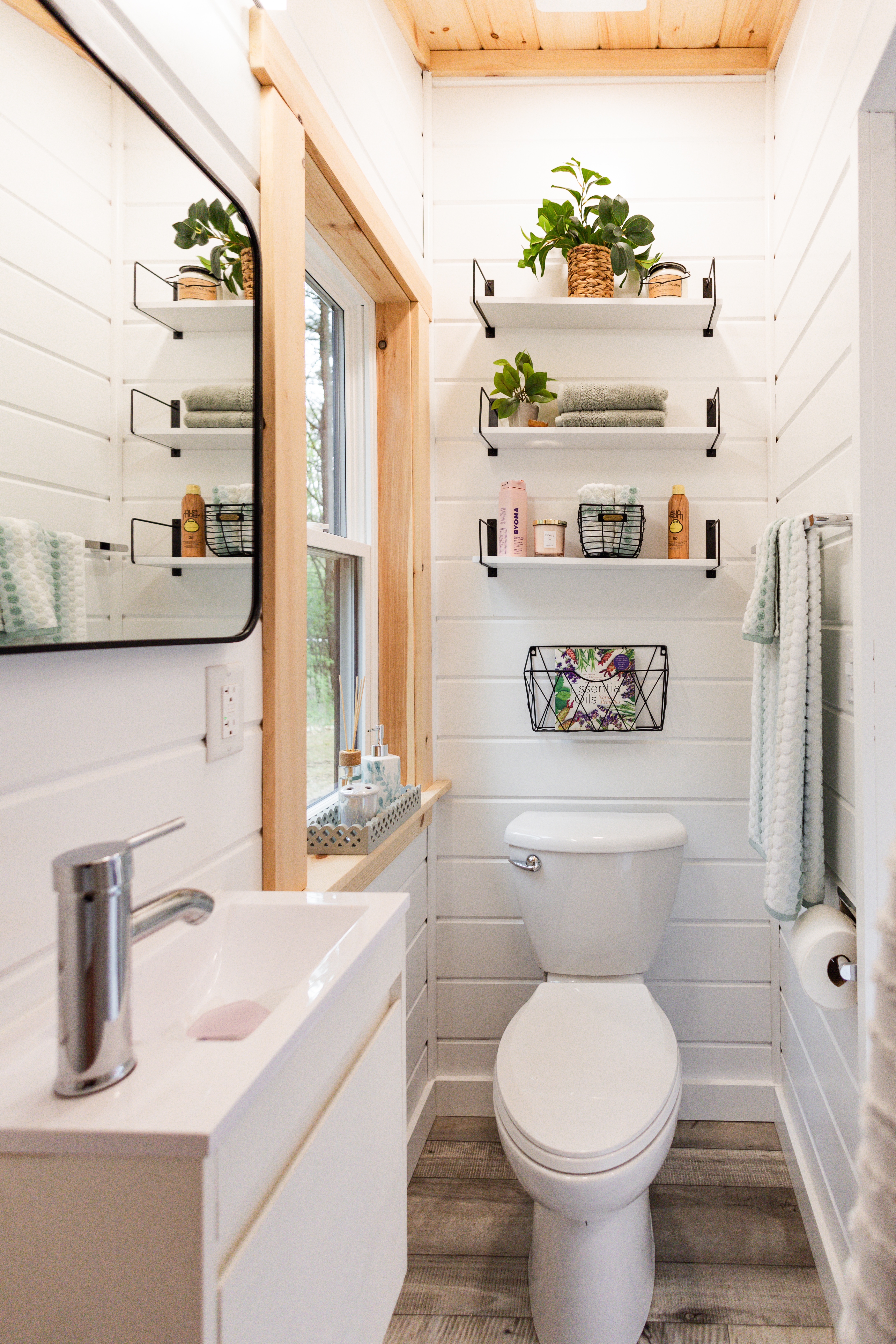 Charming Tiny Home Cottage – Delivery available! image 5