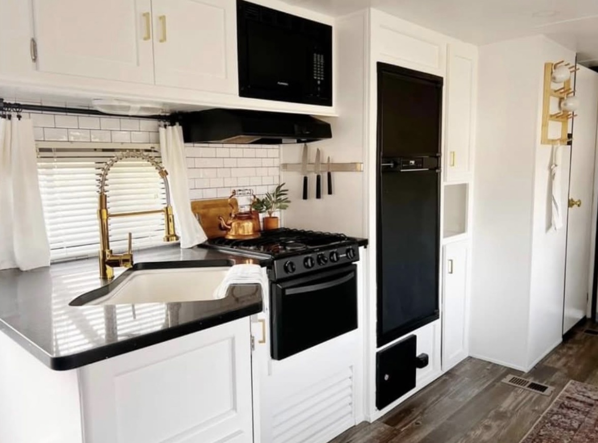 For Sale: Renovated 2015 RV Tiny Home in Texas! image 4